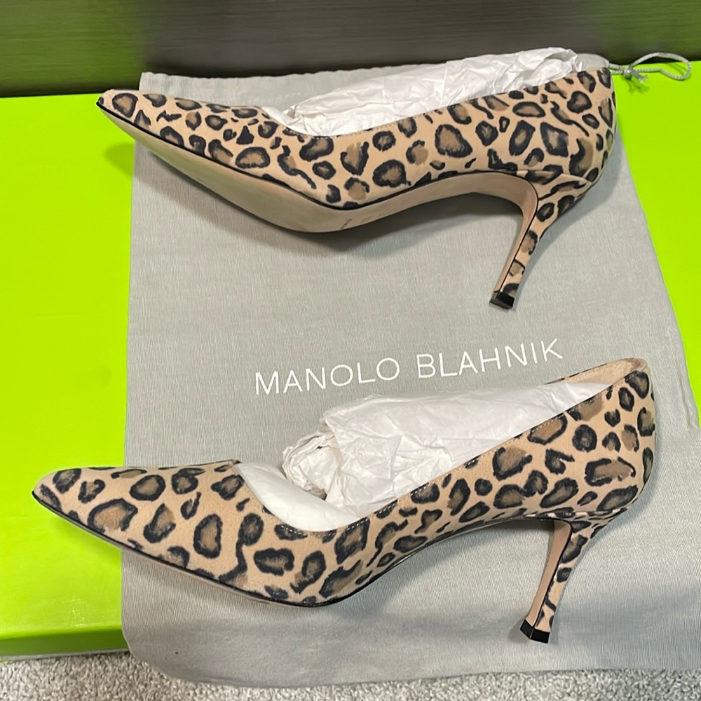 Manolo Blahnik leopard suede heels - Picture 2 of 13